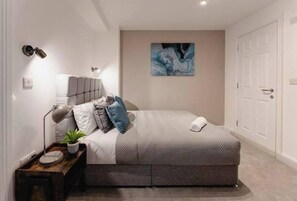1 habitación, tabla de planchar con plancha, wifi gratis y ropa de cama 
