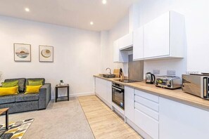 Fridge, microwave, oven, stovetop - Prescott Court by Guestz (Halifax)