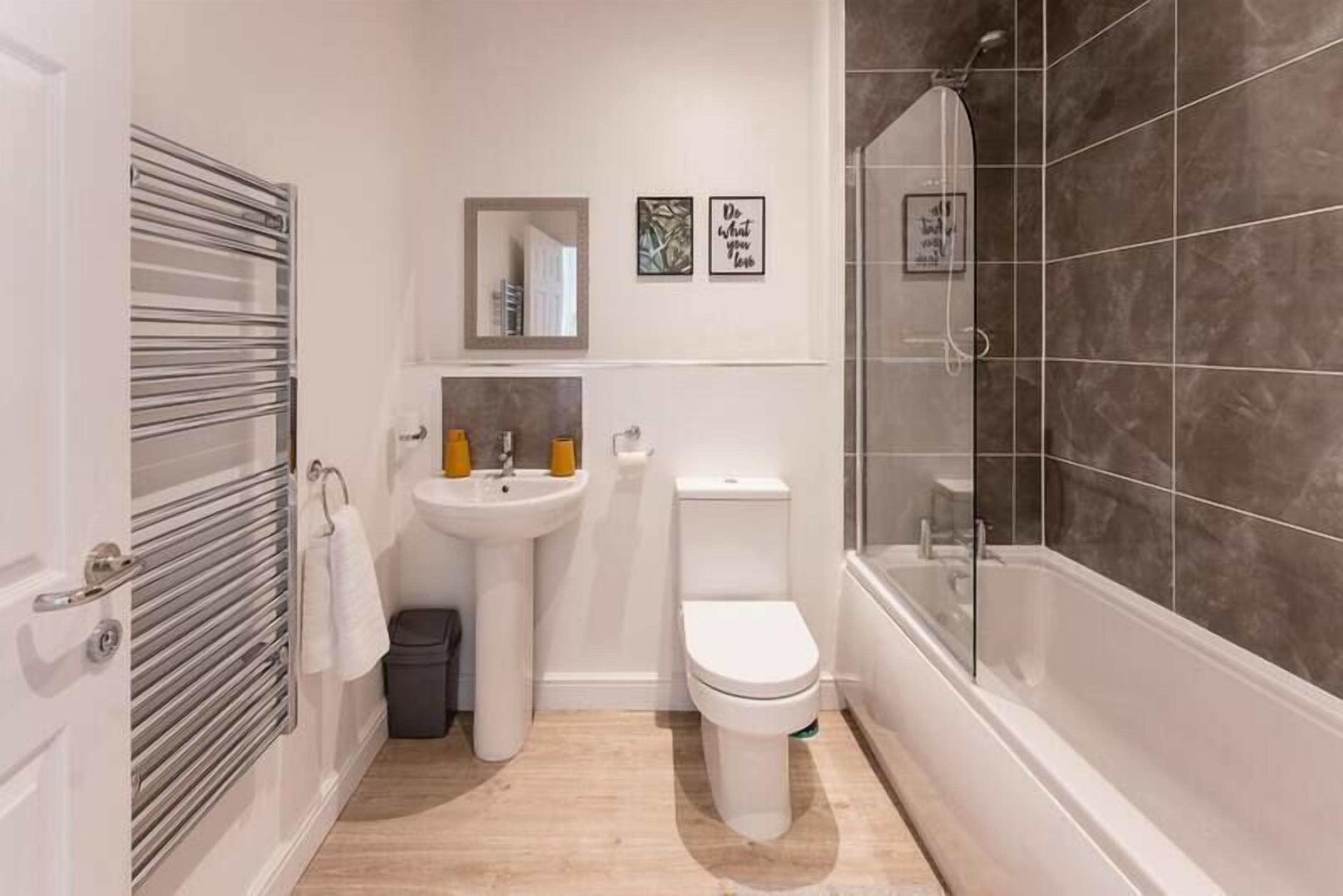 Combined shower/bathtub, hair dryer, towels