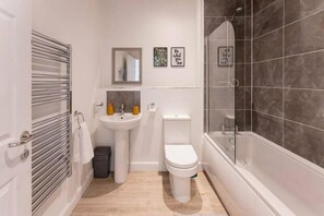 Combined shower/bathtub, hair dryer, towels - Apt 5 Prescott Court Halifax (Halifax)