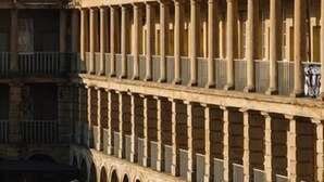 Un cortile con posti a sedere all'aperto e un edificio con colonne.