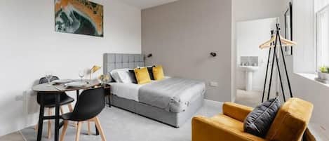 Iron/ironing board, free WiFi, bed sheets