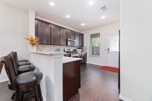 Villa Business | Area soggiorno | Smart TV, caminetto, studio