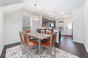 تناول الطعام داخل الغرفة