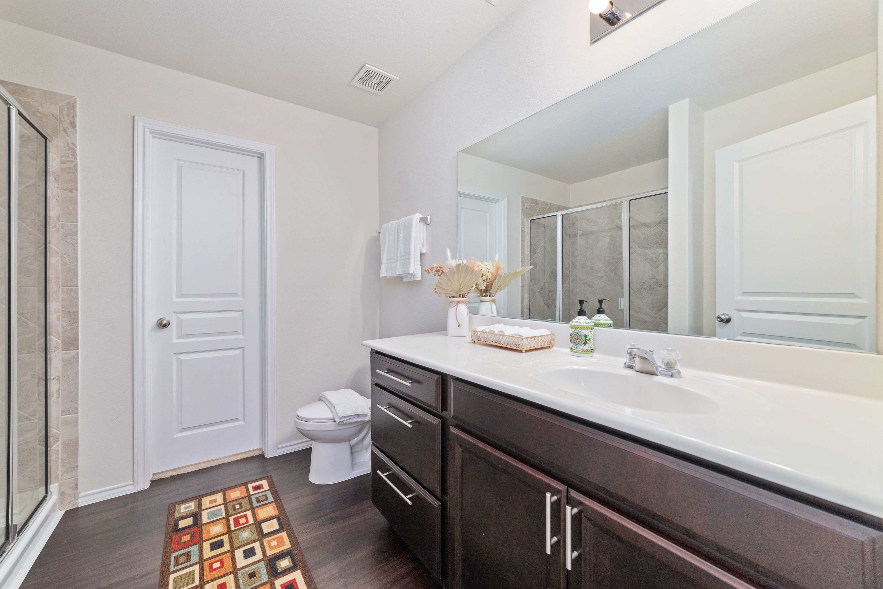 Business Villa | Bathroom | Combined shower/bathtub, designer toiletries, hair dryer, bathrobes