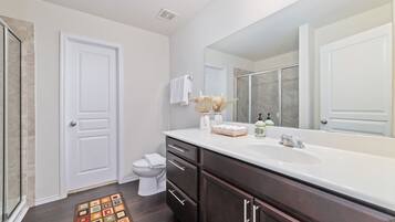 Business Villa | Bathroom | Combined shower/bathtub, designer toiletries, hair dryer, bathrobes