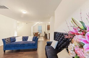 Villa empresarial | Área de sala de estar | Smart TV, chimenea y oficina 