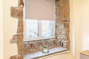 Interior - Bridge End Mill by Guestz (Settle)