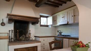 Frigorifero, forno, piano cottura, lavastoviglie