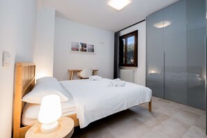 2 bedrooms, desk, Internet, bed sheets