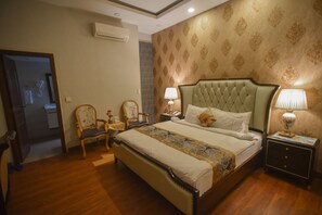 Deluxe-Einzelzimmer | Badezimmer | Hausschuhe, Handtücher, Seife, Shampoo