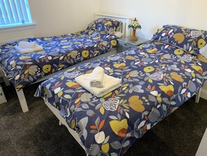 2 habitaciones, escritorio y tabla de planchar con plancha 
