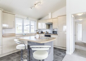 Réfrigérateur, un four, surface de cuisson, grille-pain
