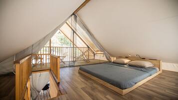 3 bedrooms, travel crib, bed sheets