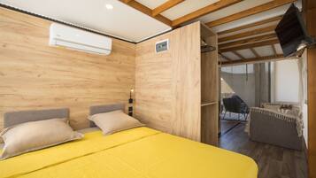 3 bedrooms, travel crib, bed sheets