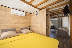3 habitaciones, cuna de viaje y ropa de cama 
