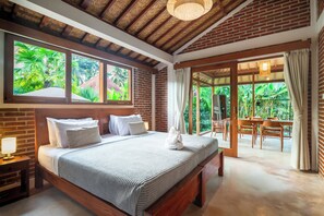 2 bedrooms, individually decorated, individually furnished, desk - Kampung Uma Dawa Villas and Spa (Ubud)