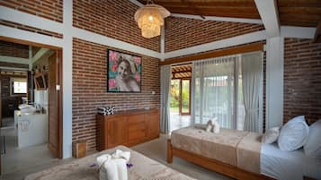 2 bedrooms, individually decorated, individually furnished, desk