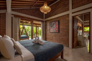 A spacious bedroom with a large bed, a wooden ceiling, and a view of greenery outside. - Kampung Uma Dawa Villas and Spa (Ubud)