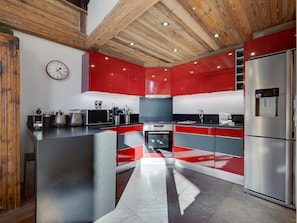 Kühlschrank, Mikrowelle, Ofen, Geschirrspüler