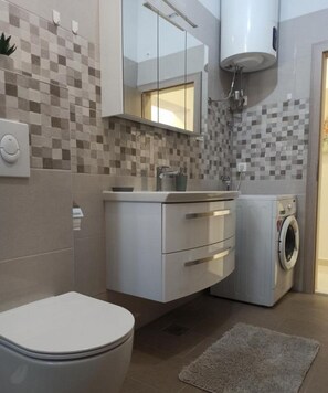 Apartment (Three Bedroom Apartment with Balcony ) | Bathroom | Towels