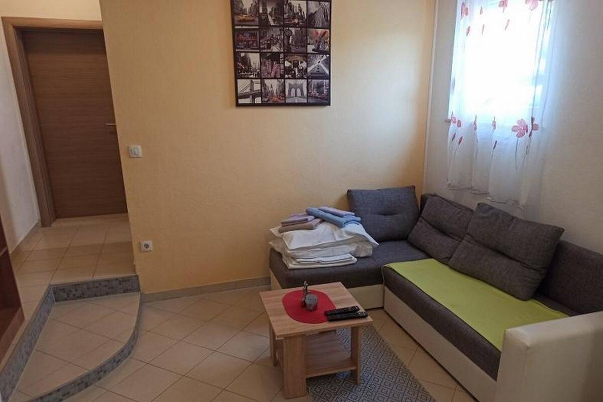 Appartement (One Bedroom Apartment with Balcony) | Salle de séjour | Télévision