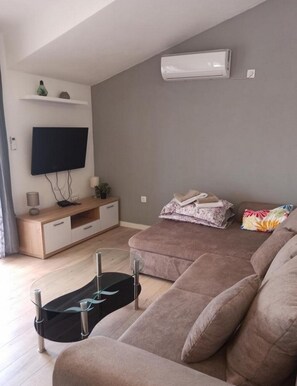 Apartment (Three Bedroom Apartment with Balcony )