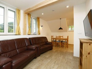 Tv, eldstad och bordsfotboll