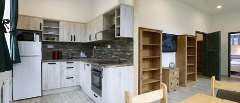 Kühlschrank, Mikrowelle, Ofen, Geschirrspüler