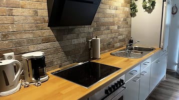 Réfrigérateur, micro-ondes, four, plaque de cuisson