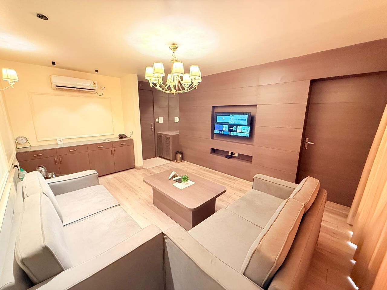 Luxury Room | Living area | 32-inch flat-screen TV with digital channels, TV