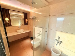 Luxury Room | Bathroom | Shower, rainfall showerhead, towels