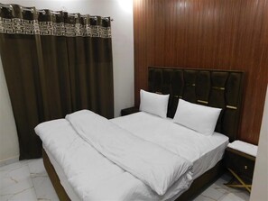 Deluxe Room | Free WiFi, bed sheets - Kings Hotel (Lahore)
