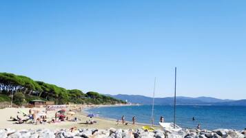 Una spiaggia nelle vicinanze