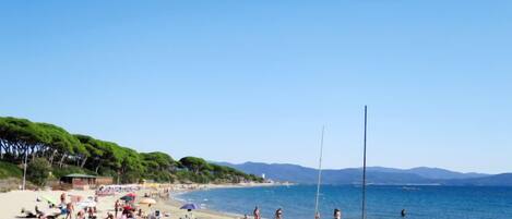 Una spiaggia nelle vicinanze