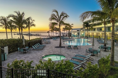 Harbor Island Beach Club by Villatel