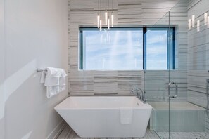 Casa (4-Bedroom Homes) | Baño | Secador de pelo, toallas, jabón y champú