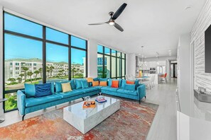 Apartment (3 Bedroom Suite - Harbor Island) | Wohnbereich | 55-Zoll-Smart-TV mit Digitalempfang, Fernseher, Netflix