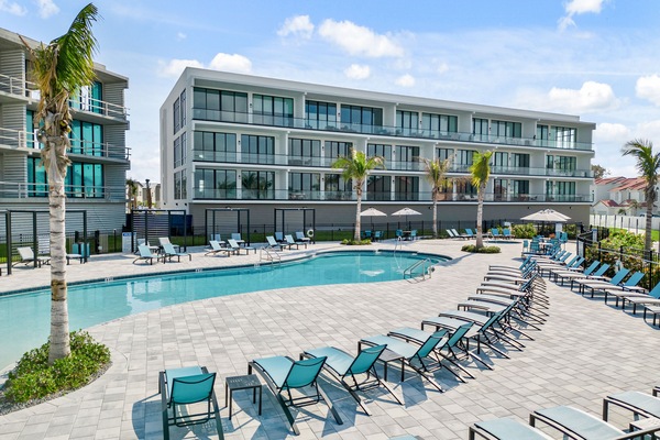 Una piscina al aire libre, una piscina climatizada