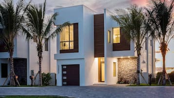 House (4-Bedroom Homes) | 8 bedrooms, premium bedding, memory foam beds, individually decorated