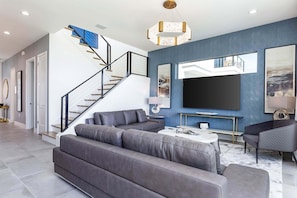 Casa (4-Bedroom Homes) | Zona de estar | Una Smart TV, Netflix, Hulu, servicios de streaming