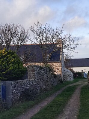 المنطقة المحيطة بالمنشأة