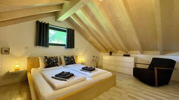 3 habitaciones, escritorio y tabla de planchar con plancha