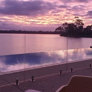Een buitenzwembad en een infinitypool
