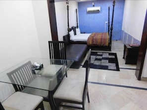 Deluxe Double Room | Free WiFi - Hotel New Holiday (Lahore)