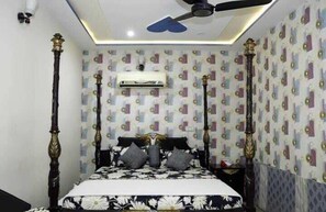 Deluxe Double Room | Free WiFi - Hotel New Holiday (Lahore)