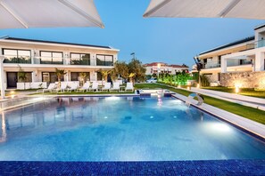 Una piscina al aire libre de temporada