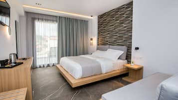 Queen Suite - Disability Access | 2 kamar tidur, minibar, meja kerja, dan ruang kerja ramah laptop