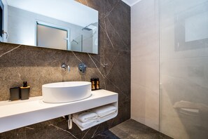 Đồ dùng nhà tắm miễn phí, máy sấy tóc, áo choàng tắm, khăn tắm 