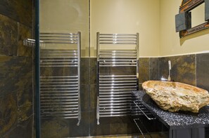Bañera, secador de pelo, toallas